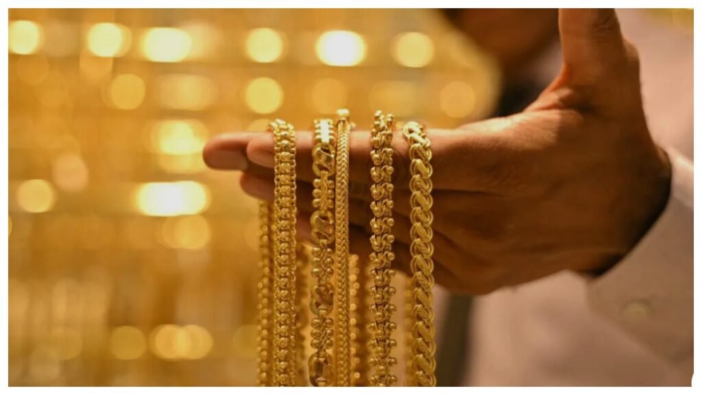 Gold jewellery placed beside Indian currency notes, symbolising the rapid growth of India's gold loan market driven by banks and NBFCs ahead of FY28.