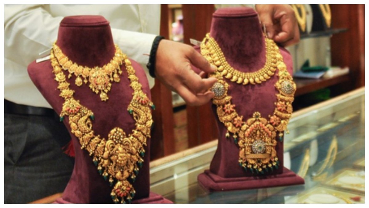 Gold jewellery and currency representing the sharp 68.5% rise in NBFC gold loans in July 2026.